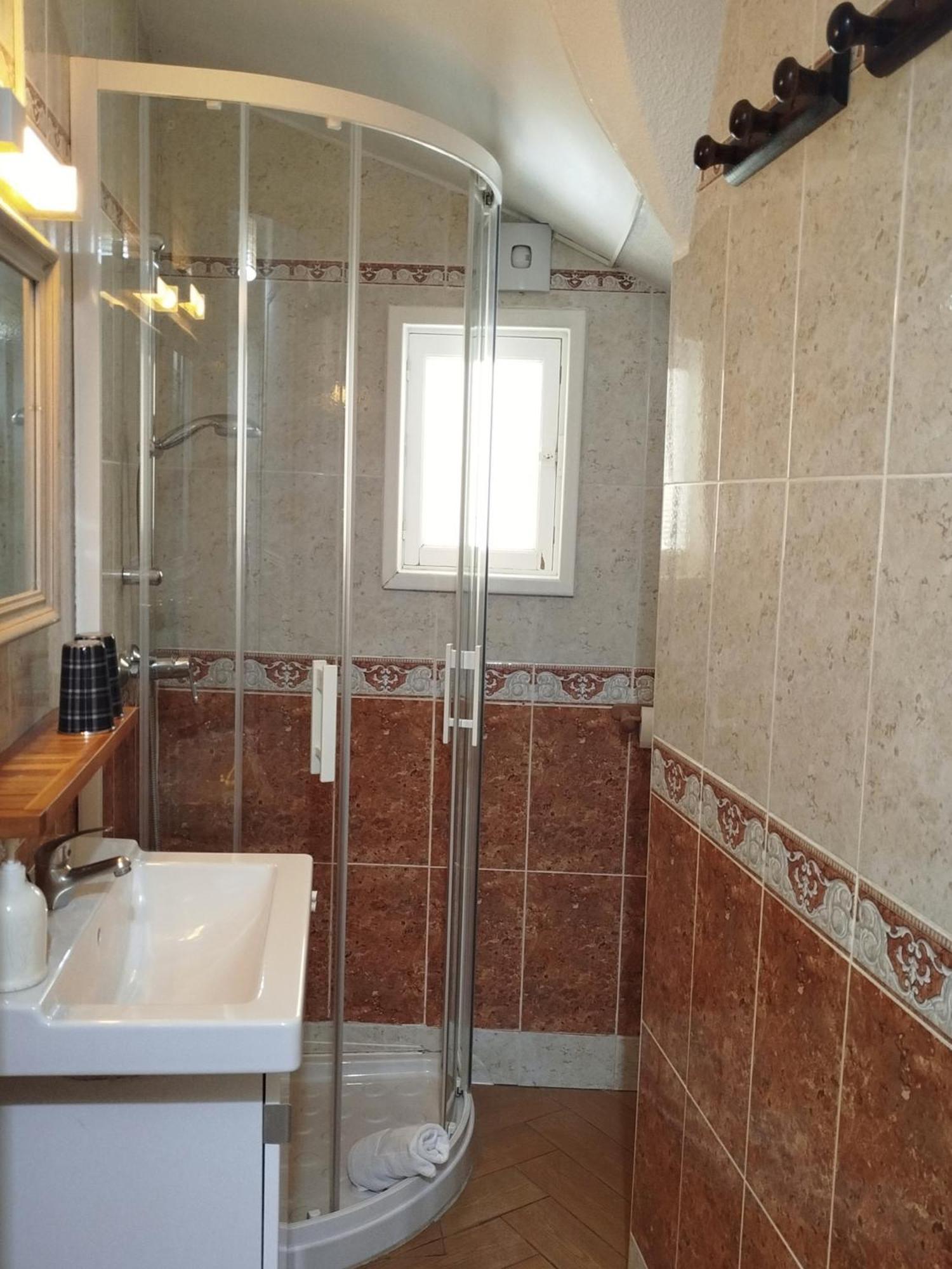 Chambres D'Hotes Et Gites- L'Abri Sous Roche Tautavel Esterno foto